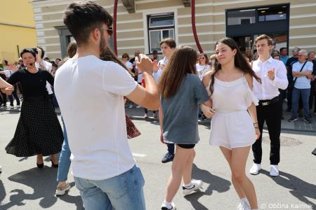 Kamnik danes v znamenju maturantske četvorke, v kateri je zaplesalo preko 200 maturantk in maturantov (68)